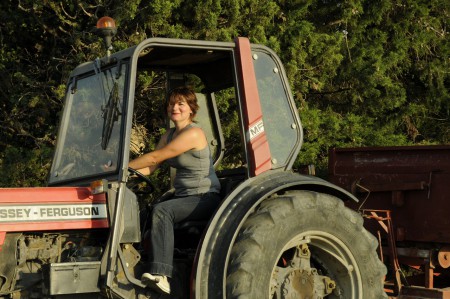 Corinne au volant de son tracteur